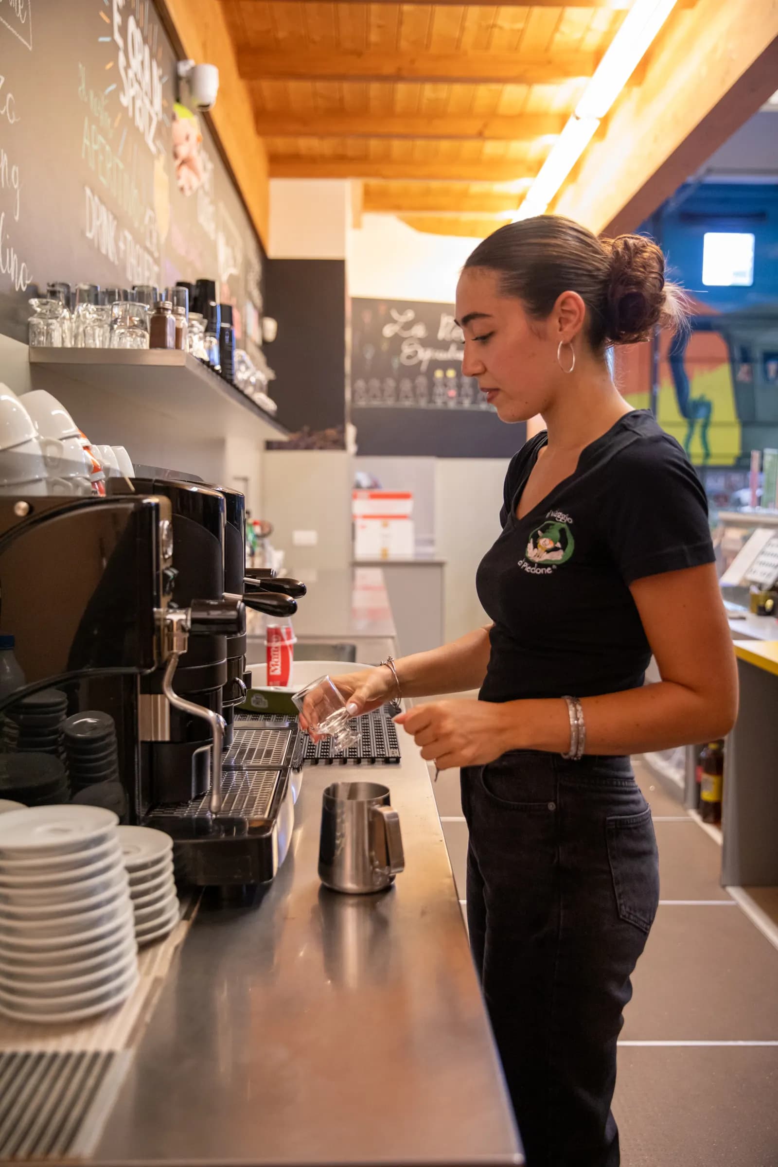 Il banco del bar con la macchina del caffè prima del servizio