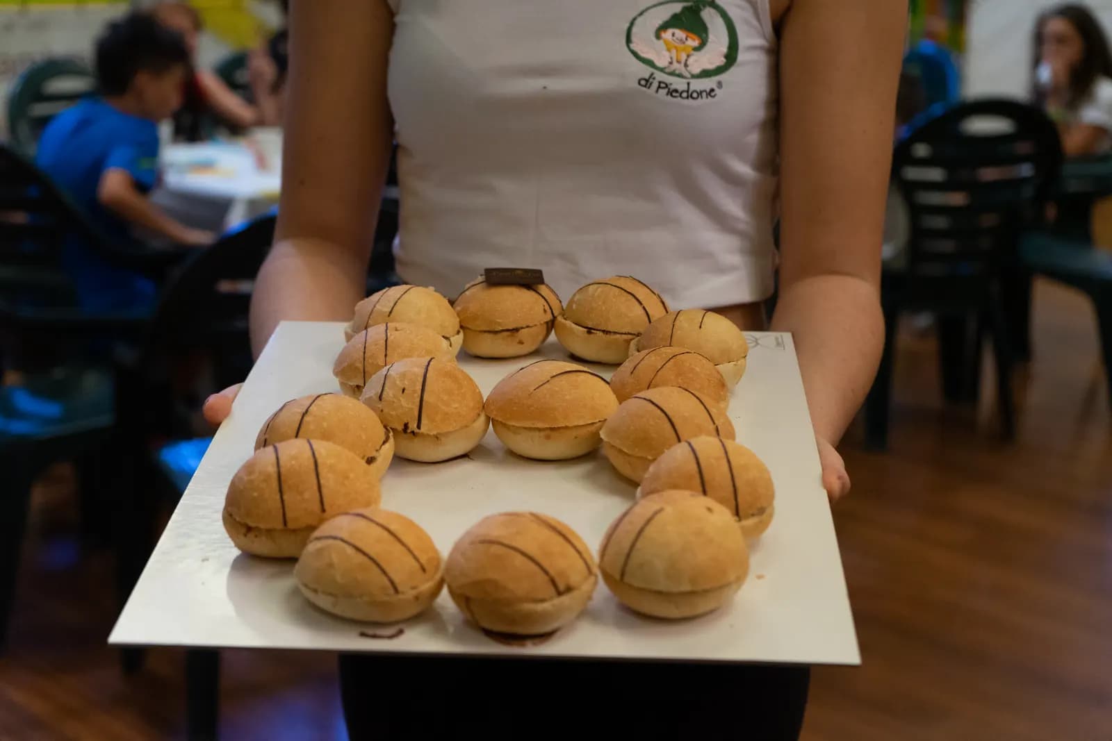 Un vassoio di pane e Nutella portato al tavolo della festa