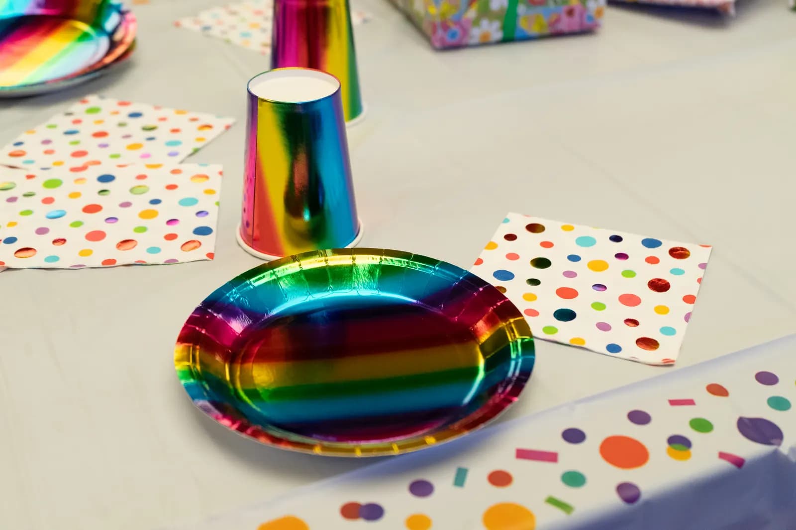 Piatto arcobaleno e tovaglia a coriandoli su un tavolo apparecchiato