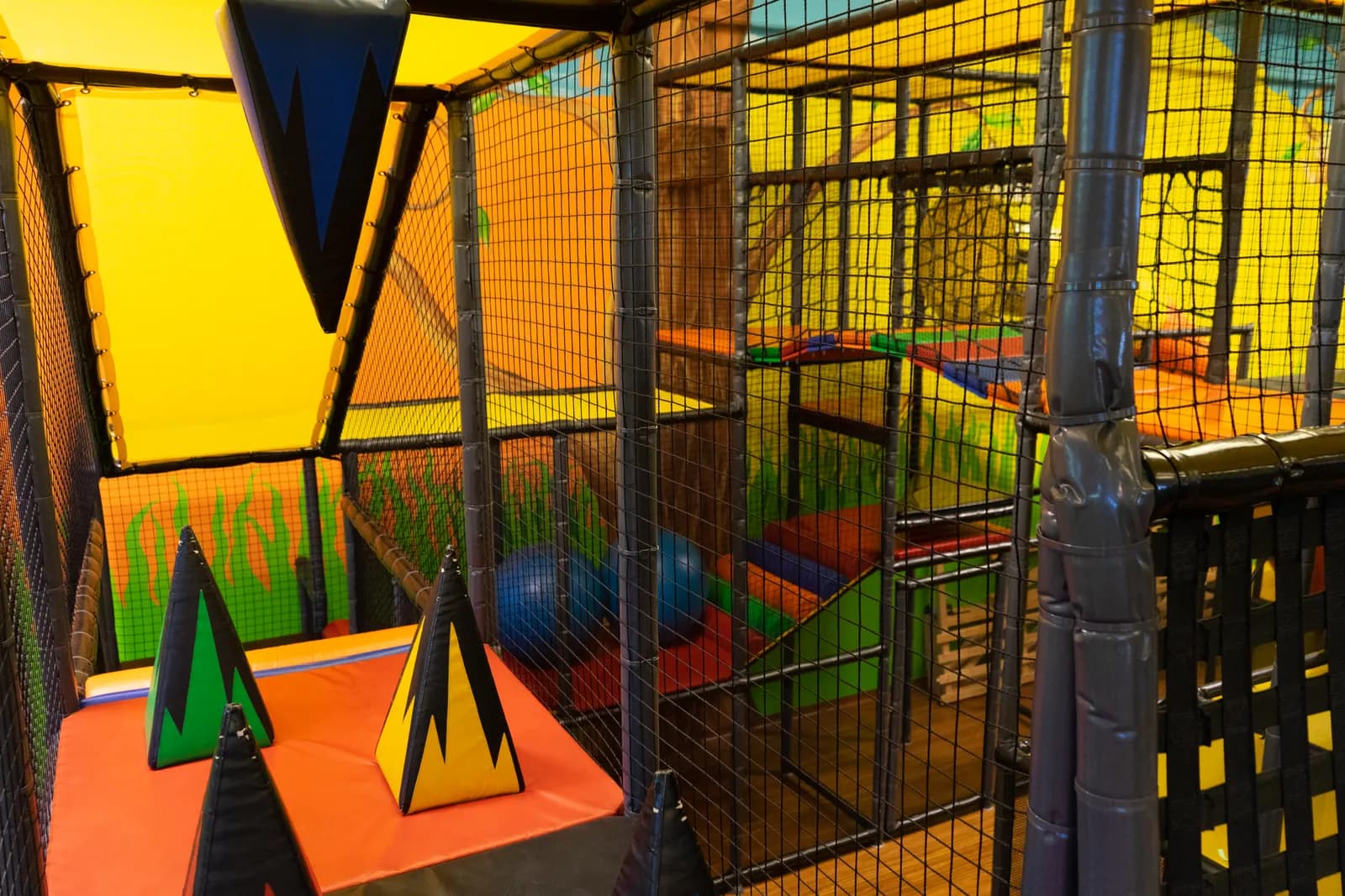 Le vele gialle e le sagome arancioni del playground alto sette metri