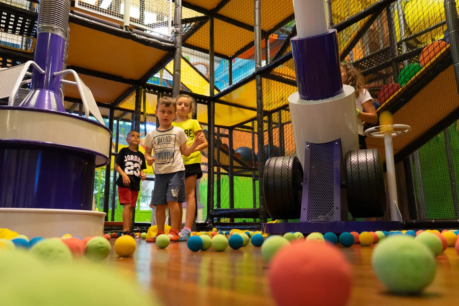 I cannoni ad aria con le palline sparse sul pavimento in primo piano